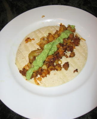 aardappel-chorizo ​​taco's met eenvoudige avocado salsa