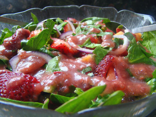 salade van papaja, aardbei en spinazie