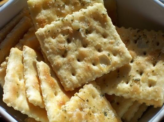 met knoflook op smaak gebrachte zoute crackers