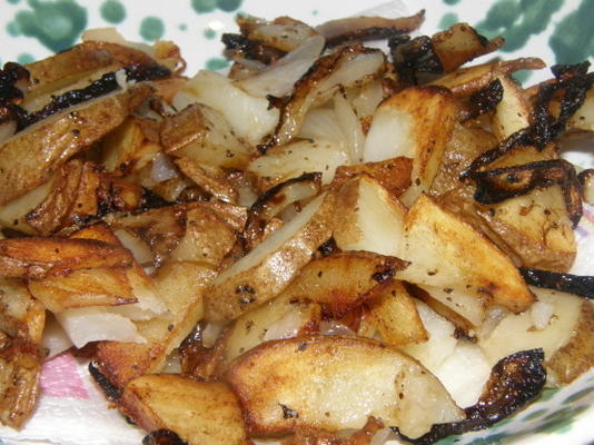 thuisgekookte aardappelen en uien