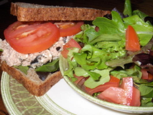 tonijn, rucola en feta sandwich en salade