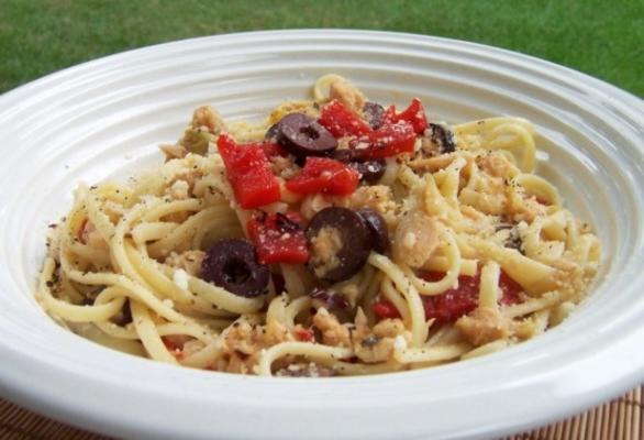 Linguine gegooid met tonijn