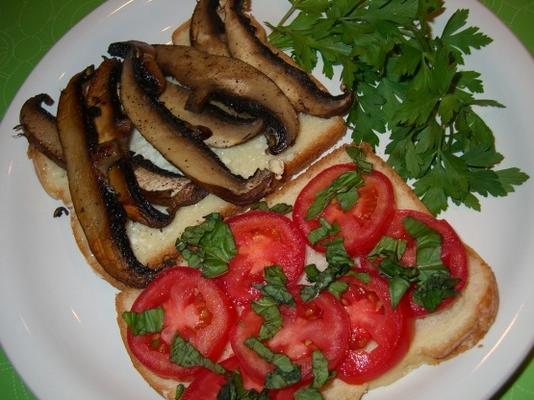 portabella paddestoel en tomatensandwich