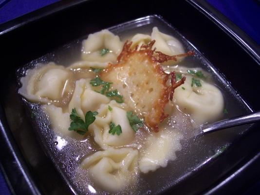 tortellini in bouillon met kaaschips
