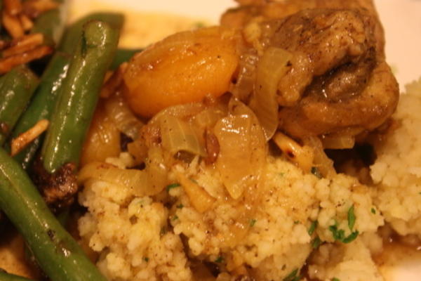 kip-tajine met couscous van pijnboomnoot