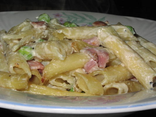 romige penne met prosciutto, pimiento en erwten