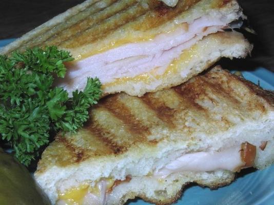 broodjes met warme kalkoen en cheddar kaas