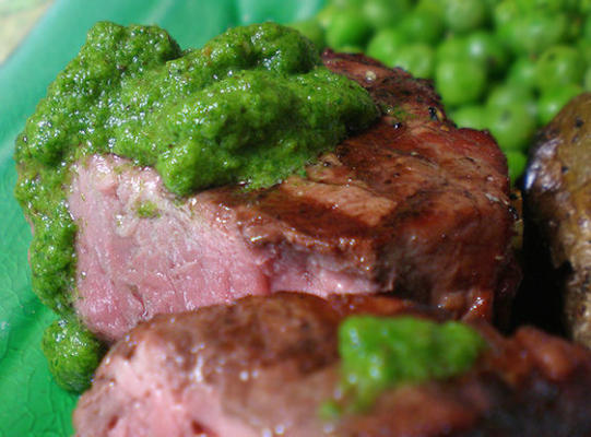 Argentijnse eikenhaas met varkenshaas en chimichurri-saus