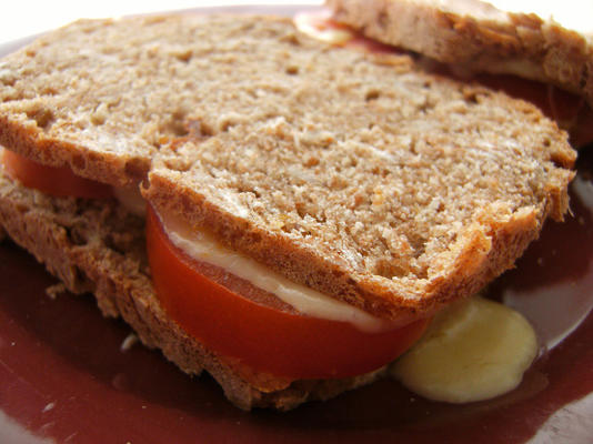tomaat en Zwitserse geroosterde sandwich