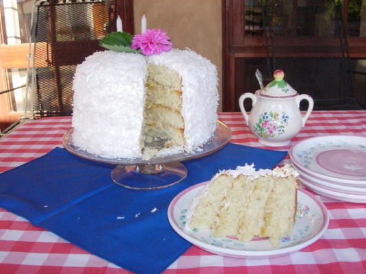 kokoslaag cake met citroenvulling en marshmallow-achtige vorst