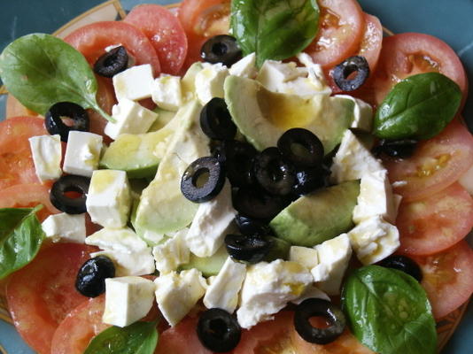 feta, avocado en tomaat in vinaigrette