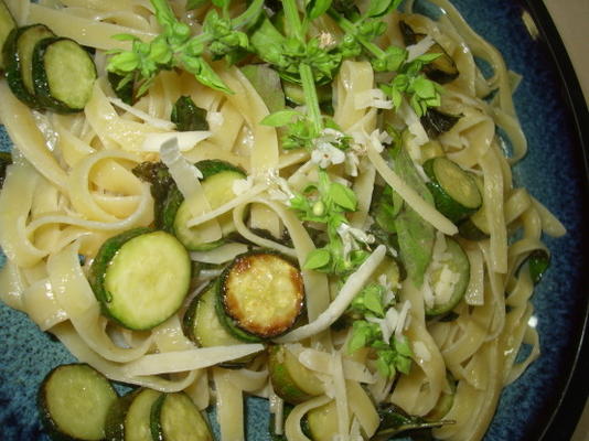 tagliatelle met parmezaan en courgettes (courgette)