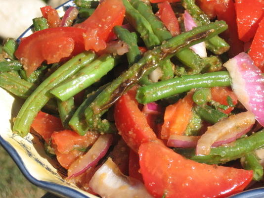 gegrilde groene boonsalade met rode uien en tomaten