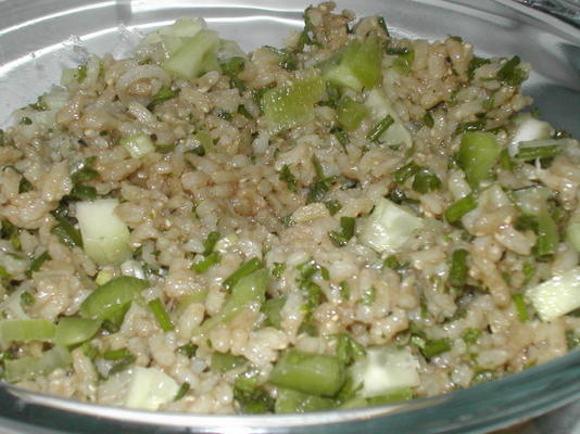 pittige bruine rijstsalade