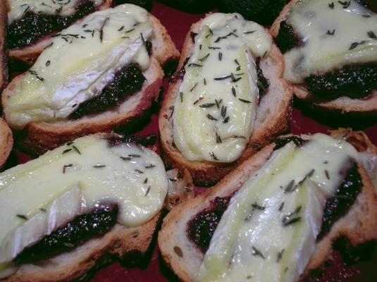 crostini met vijgenpasta en gebrande brie