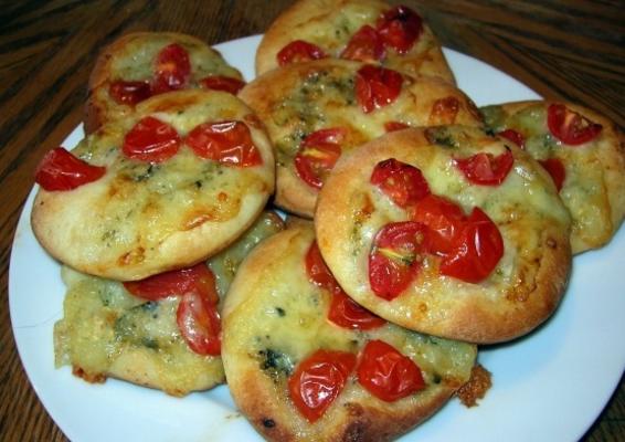 pizzas met gorgonzola, tomaat en basilicum