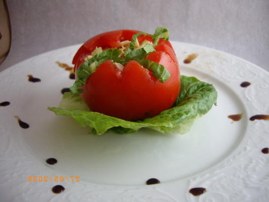 kippensalade in tomatenschalen