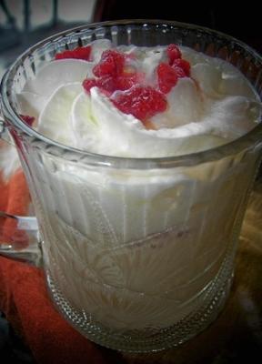 bevroren bessen met witte warme chocolademelk