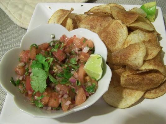 Mexicaanse aardappelchips met limoensalsa