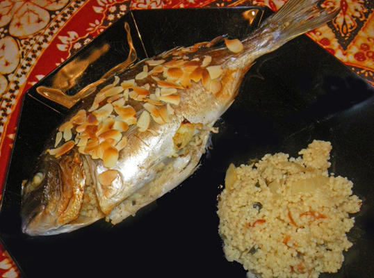 forel gevuld met couscous, amandelen en kruiden