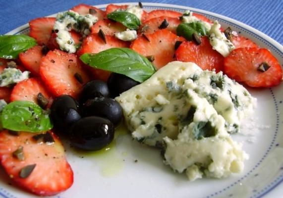 aardbeiensalade met olijven, blauwe kaas en balsamicoazijn