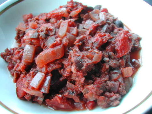 wijn en zwarte olijvenpastei