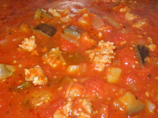 tomatenworst en aubergine (aubergine) soep