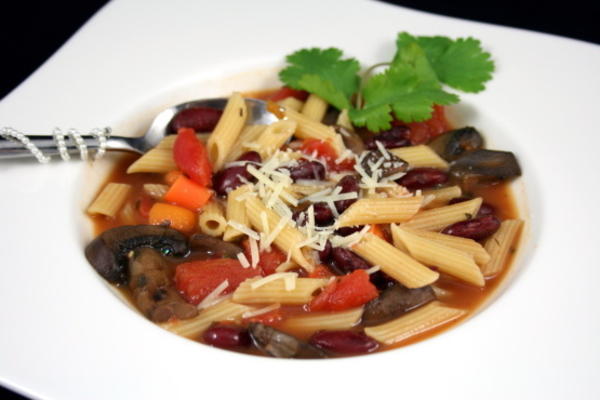 rode boon stoofpot met pasta (pasta fagioli)