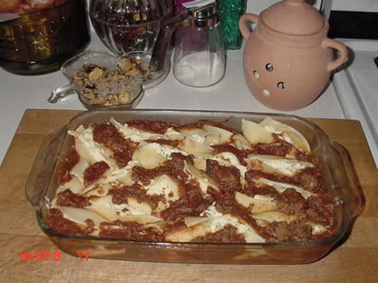 grote pasta gevulde schelpen