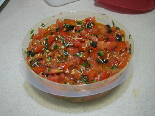 pasta met gekruide tomatenbasilisaus