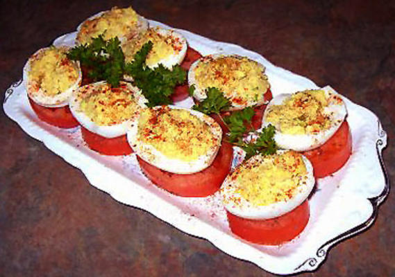 moeder gevulde eieren tomaten stapel