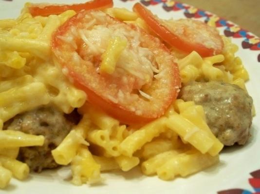 gebakken macaroni en kaas met gehaktballen