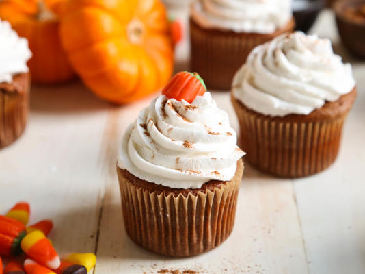 pompoen spice cupcakes met roomkaas frosting recept