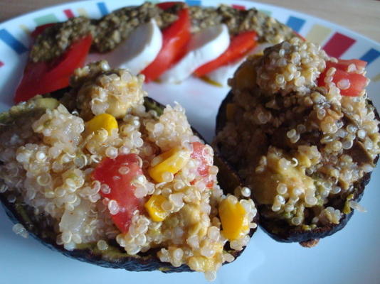 avocado's gevuld met quinoa, maïs en tomaat