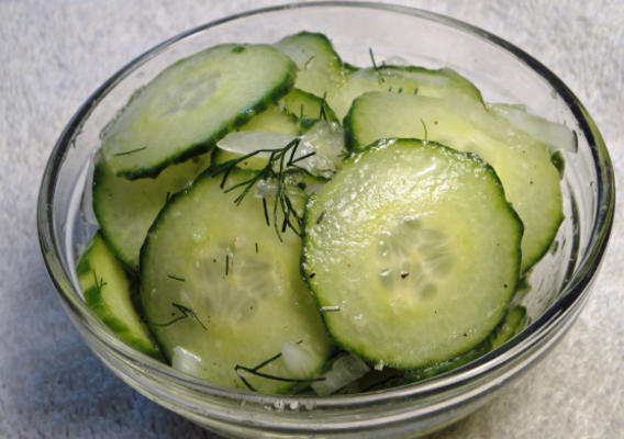 de garlicky komkommers van de makelaar