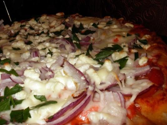 pizza met gerookte zalm, tomaat en feta