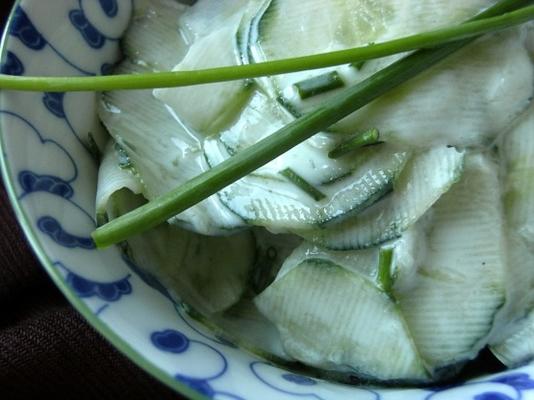 komkommersalade met zure room en bieslook (Duitse gurkensalat)