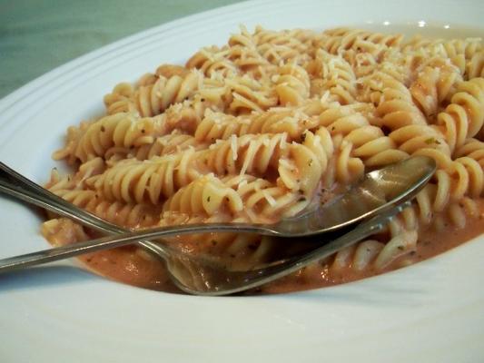 roze wodka saus met pasta (snel en gemakkelijk)