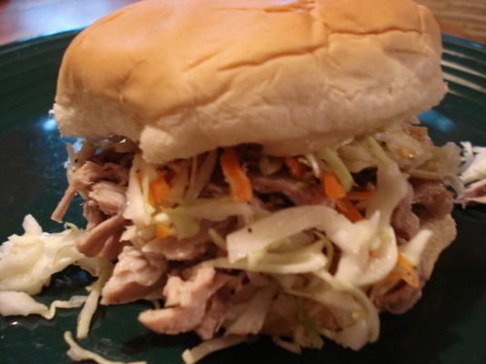 Noord-Carolina getrokken varkensvlees sandwiches en koolsalade