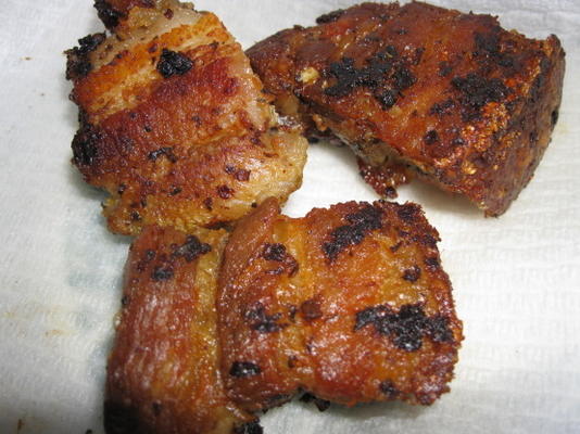 chicharron in dominicaanse stijl (gebakken varkensschillen)