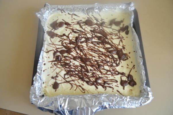 chocolade-gelaagde no-bake cheesecake bars