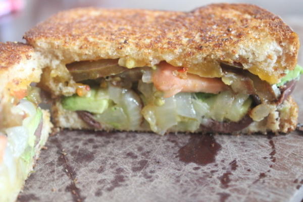 gegrilde sandwich met kaas, tomaat en avocado