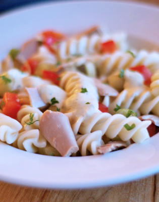 romige pastasalade met tonijn en groenten (vetarm)