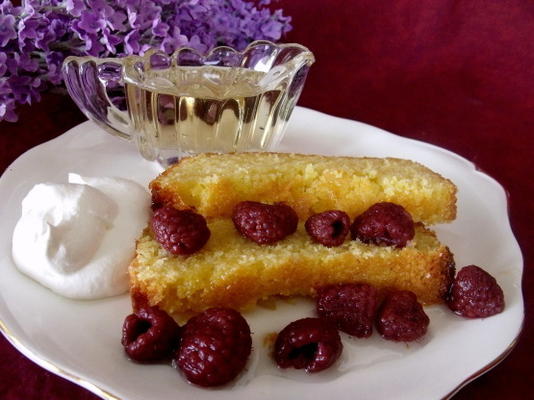 citroen-polenta cake met lavendel siroop en frambozen