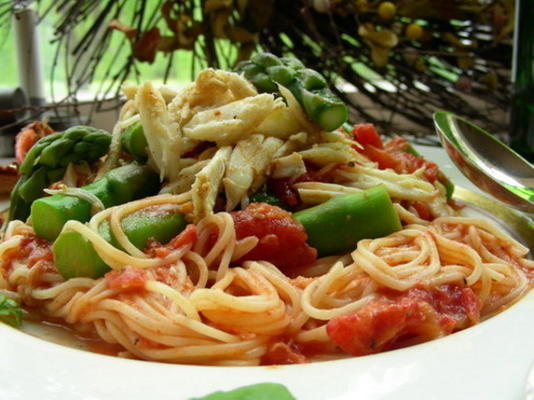 spaghettini w / crab, asperges en zongedroogde tomaten