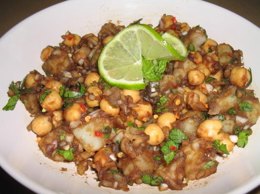 aloo channa chaat (tangy potato chickpea snack)