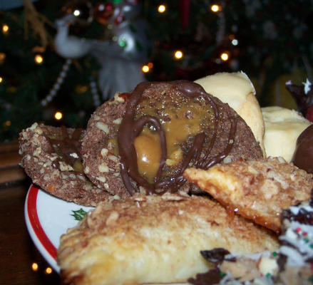 karamel gevulde chocoladekoekjes besprenkeld met chocolade