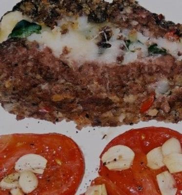 Italiaans gelaagd vlees-en-aardappelbrood met geroosterde tomaten