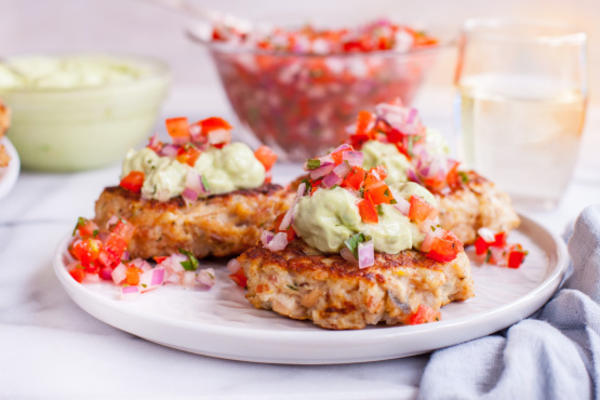 kiptaart met avocado-mayonaise en tomatensalsa