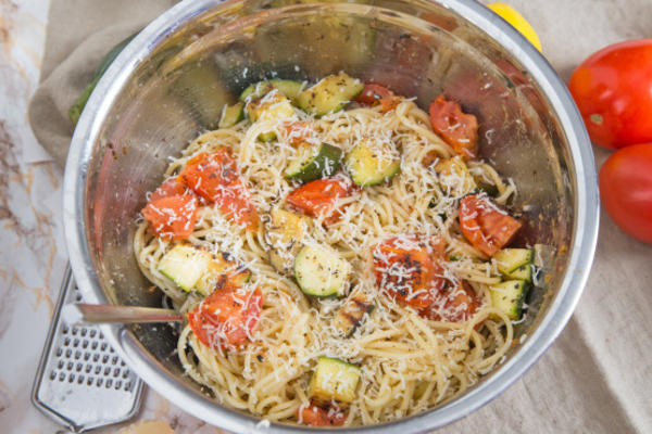 gegrilde zomer squash en tomaten met angel haar pasta